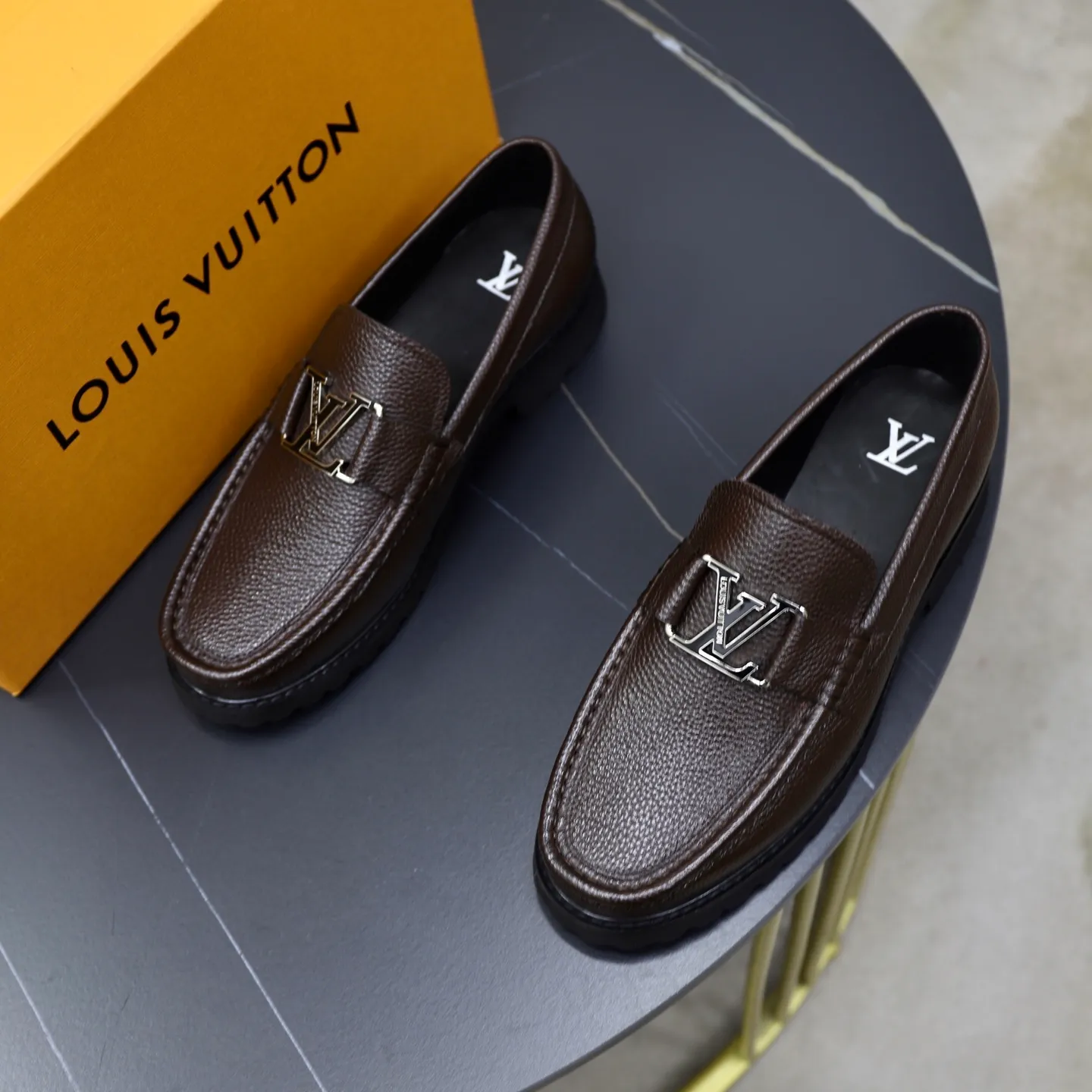 Ex-factory price: 600💰Louis Vuitton LV men's classic Oxford shoes, men's business formal boutique leather shoes, classic style, almond kernel exquisite toe, ultimate art, the whole shoe is made of imported cow leather (open edge beads), carefully selected, fine pores, excellent gloss, soft texture, strong toughness, durable and not easy to deform, apricot fetal cowhide leather lining, soft and comfortable, sweat-absorbent and breathable. Foam outsole, original box and dust bag packaging! Size: 38–44 (45/46 customized)